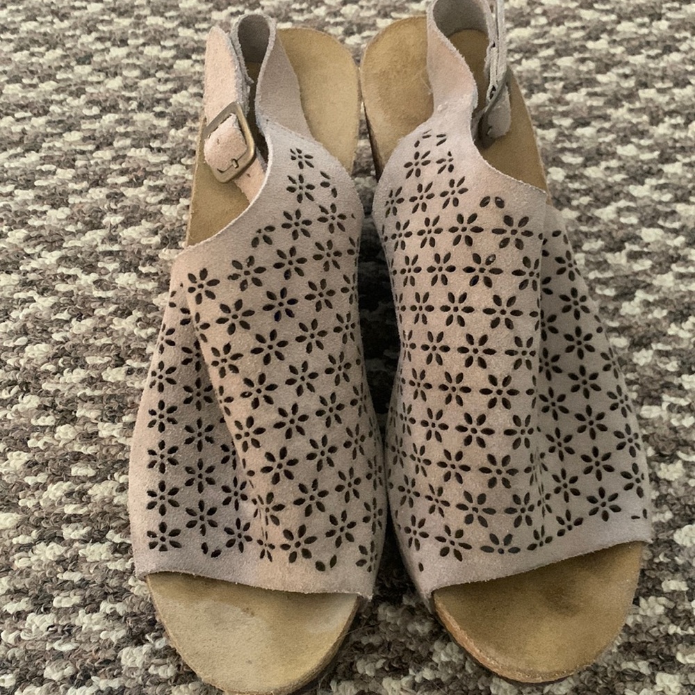 Purchased from TJ Maxx, worn 1. Size 8.5. Tan color